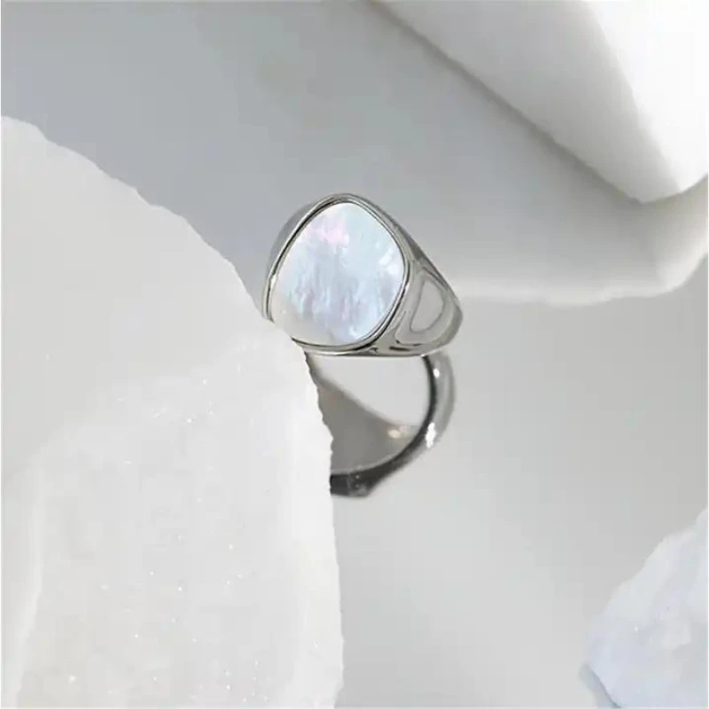 Chevalière Femme Argent : Style Chic 2 Chevalière Femme Argent : Style Chic – Image 2